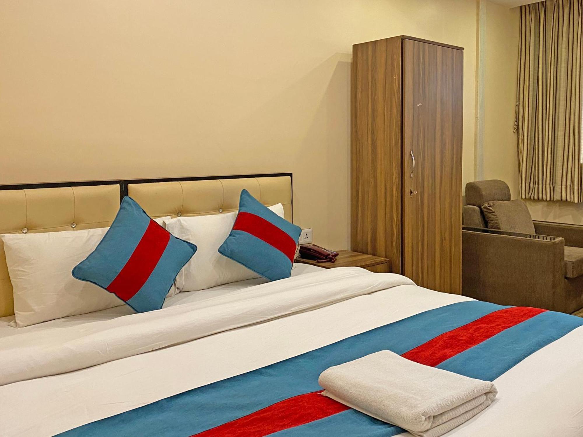 Hotel Airport Holiday Kathmandu Buitenkant foto