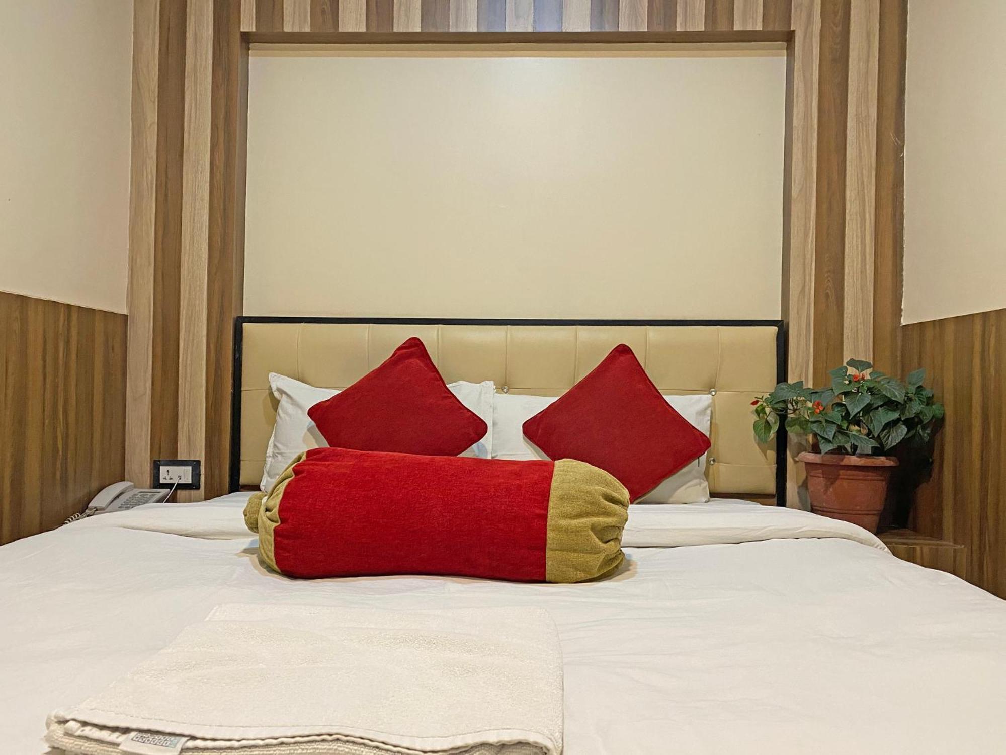 Hotel Airport Holiday Kathmandu Buitenkant foto