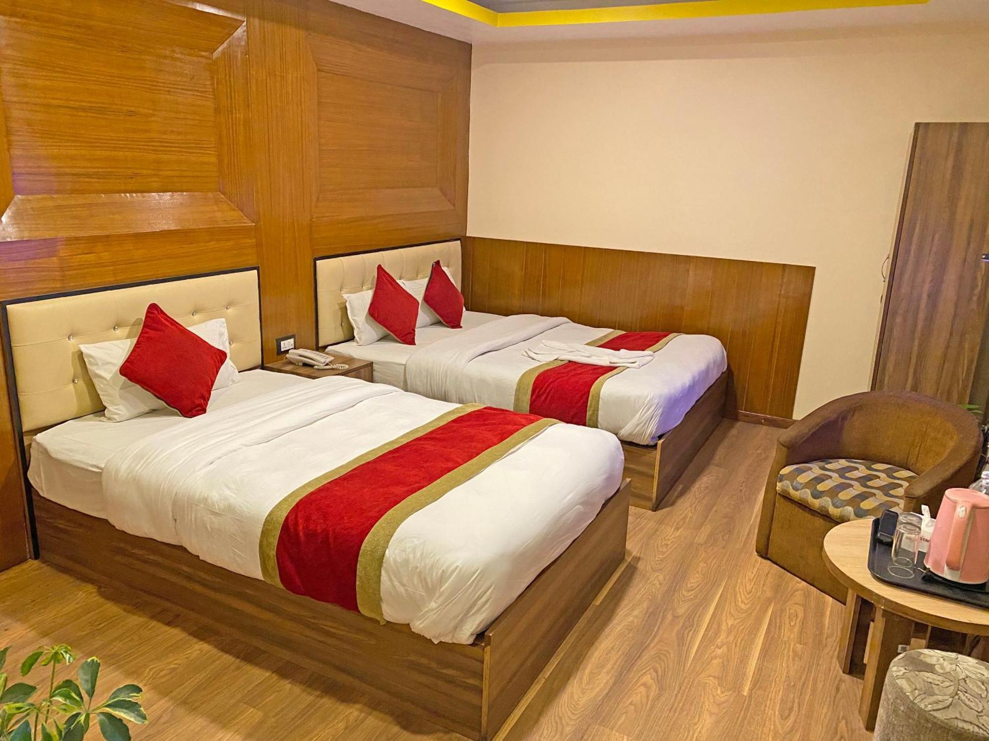 Hotel Airport Holiday Kathmandu Buitenkant foto