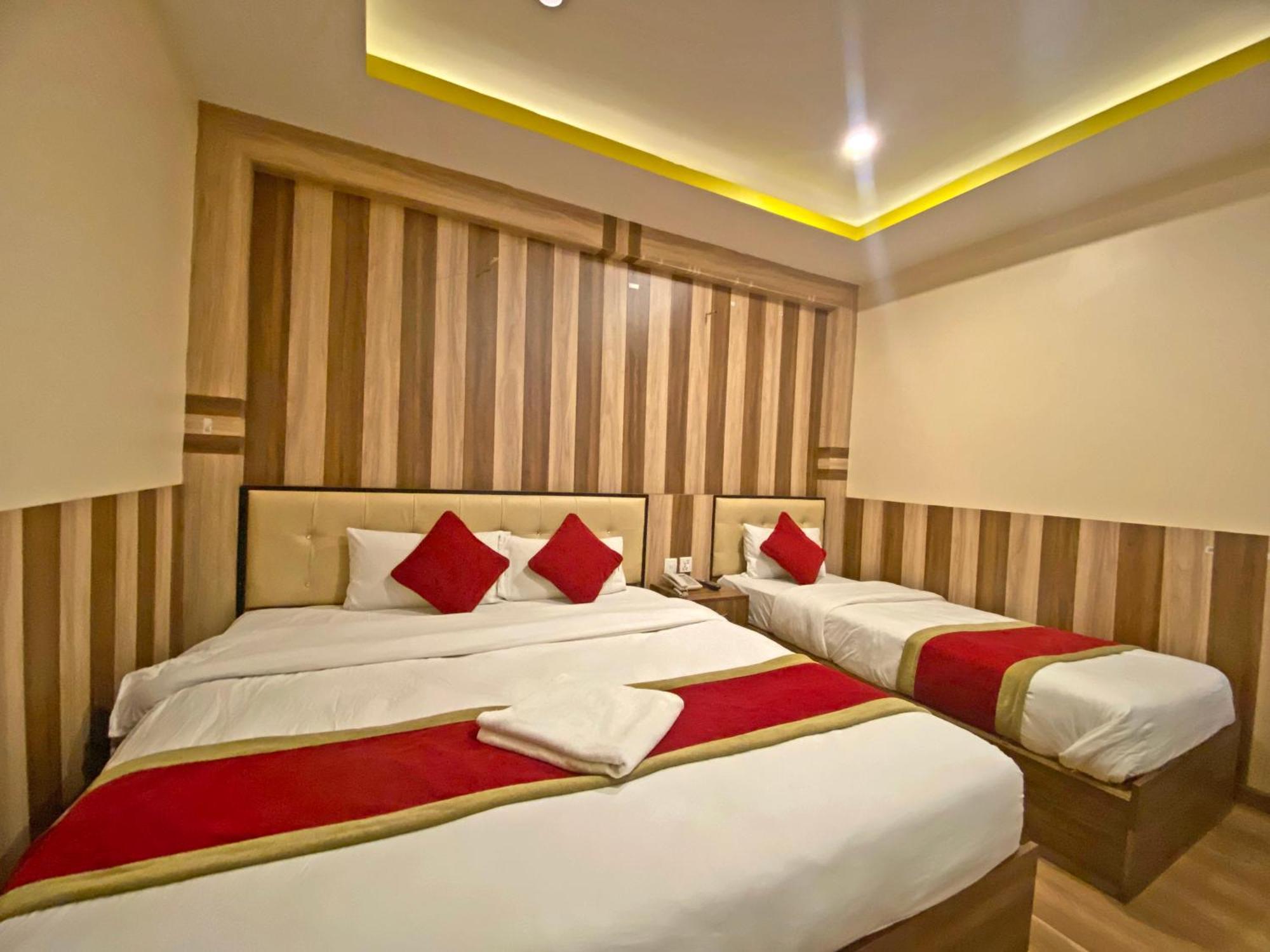 Hotel Airport Holiday Kathmandu Buitenkant foto