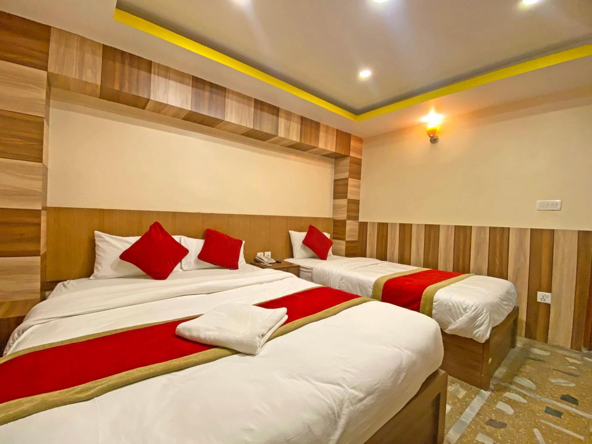 Hotel Airport Holiday Kathmandu Buitenkant foto