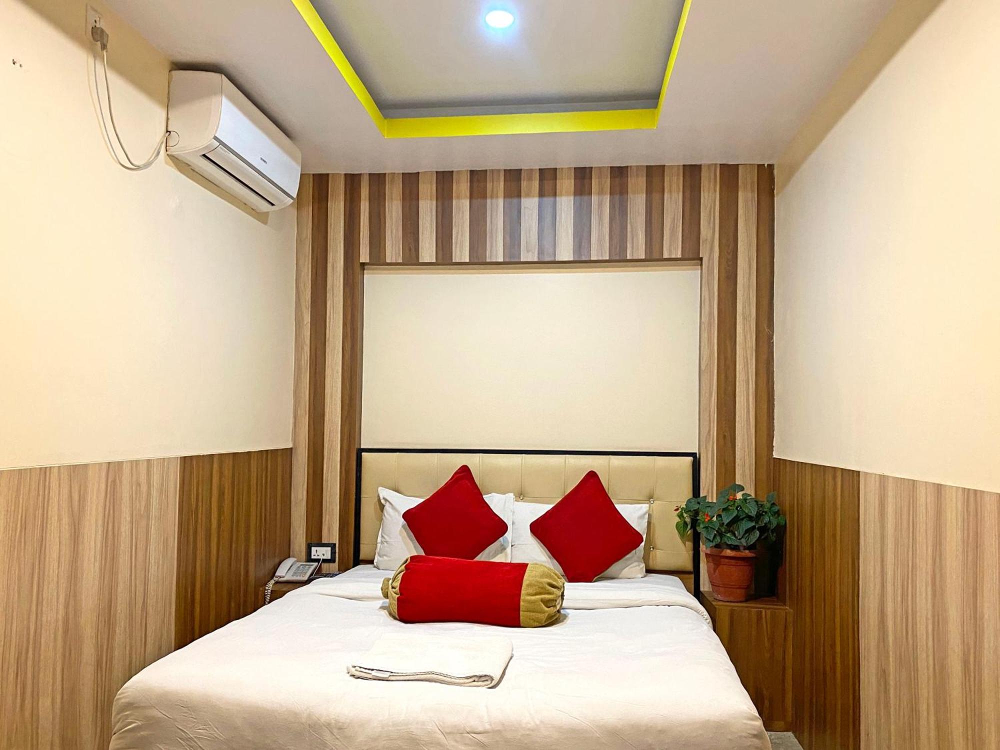 Hotel Airport Holiday Kathmandu Buitenkant foto