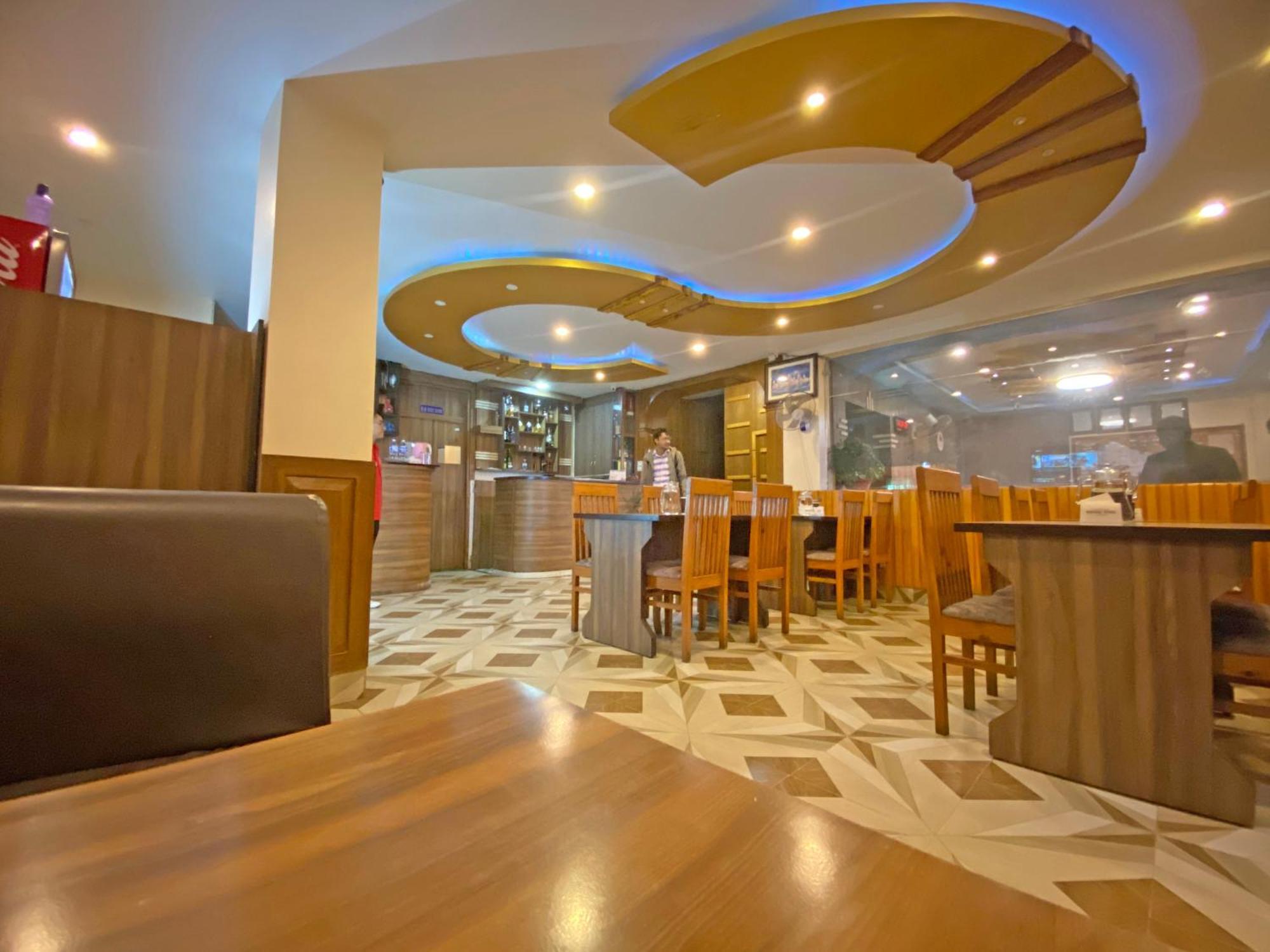 Hotel Airport Holiday Kathmandu Buitenkant foto