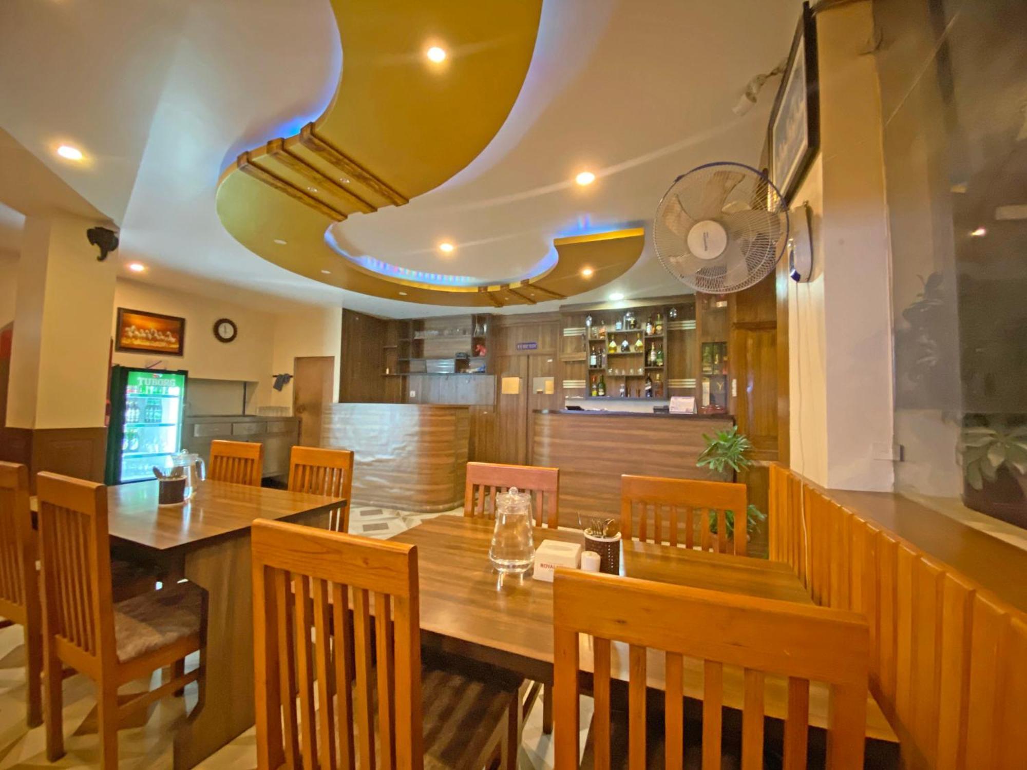 Hotel Airport Holiday Kathmandu Buitenkant foto