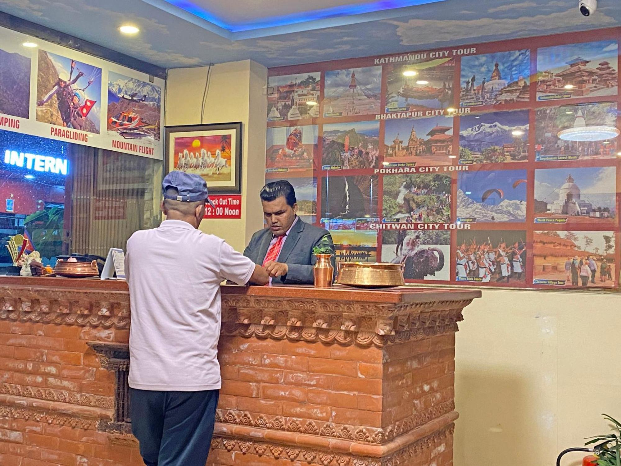 Hotel Airport Holiday Kathmandu Buitenkant foto
