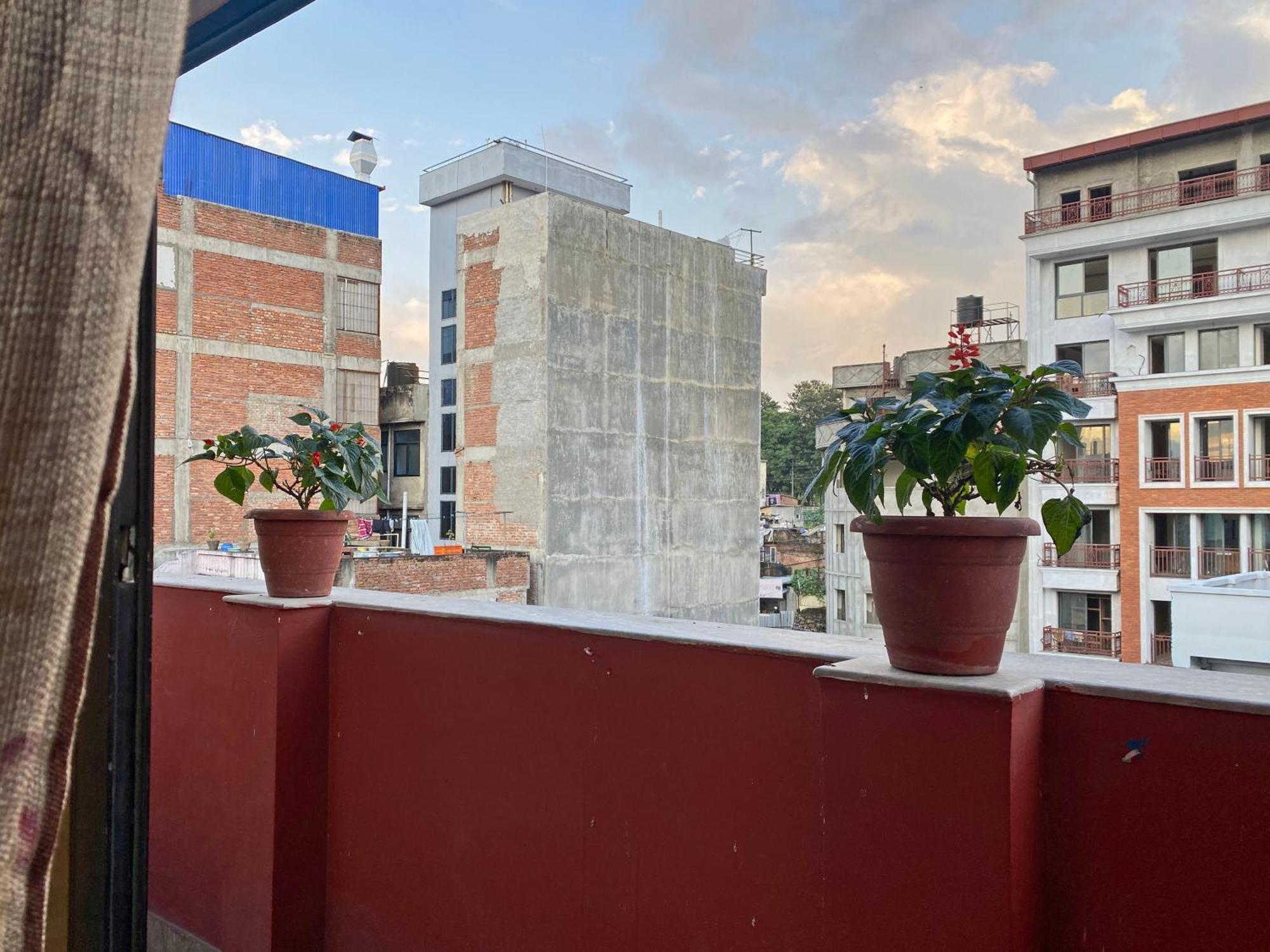Hotel Airport Holiday Kathmandu Buitenkant foto