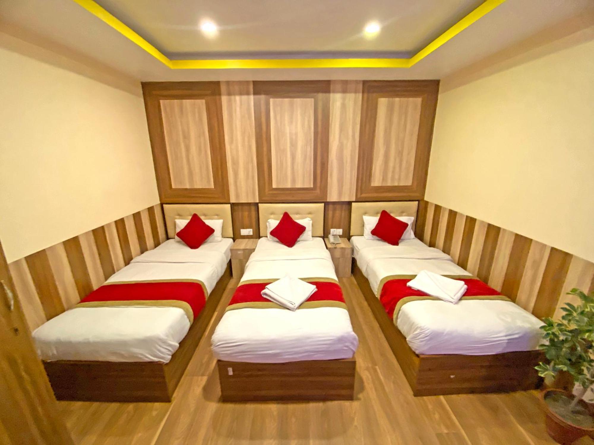 Hotel Airport Holiday Kathmandu Buitenkant foto