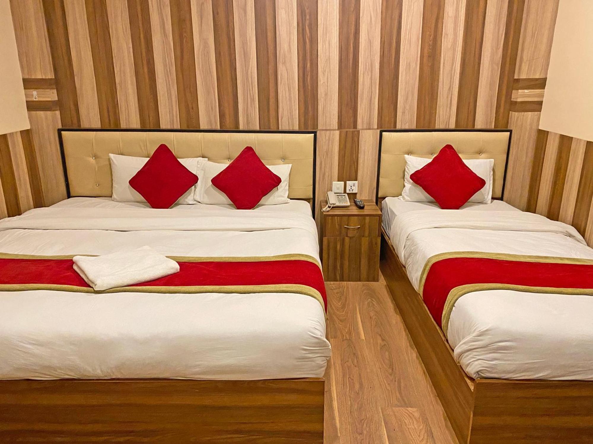 Hotel Airport Holiday Kathmandu Buitenkant foto