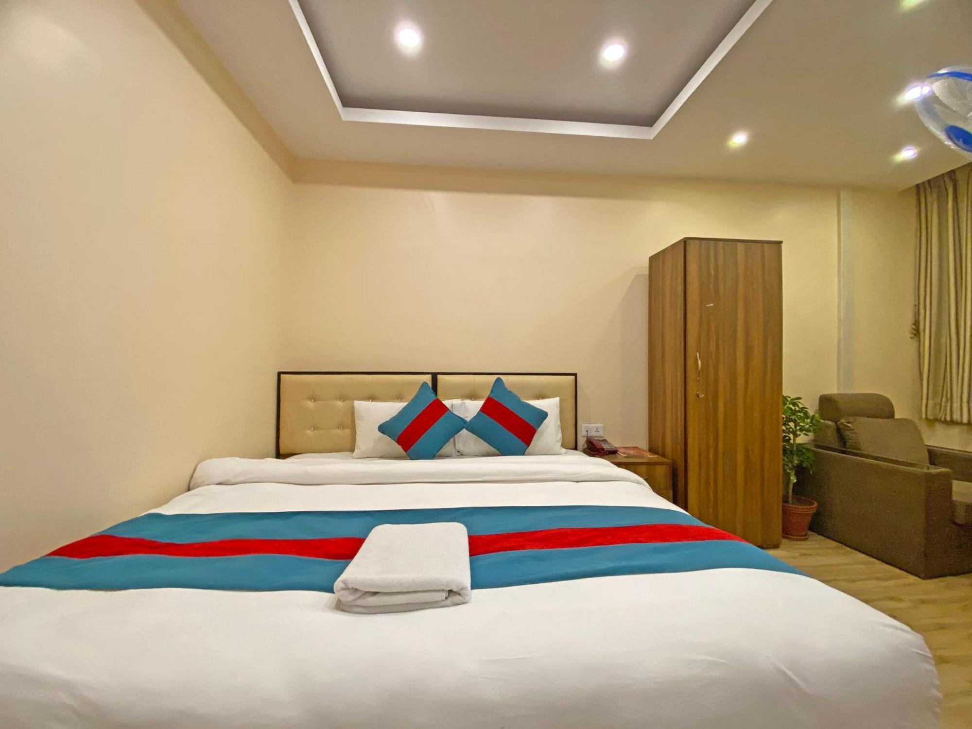 Hotel Airport Holiday Kathmandu Buitenkant foto