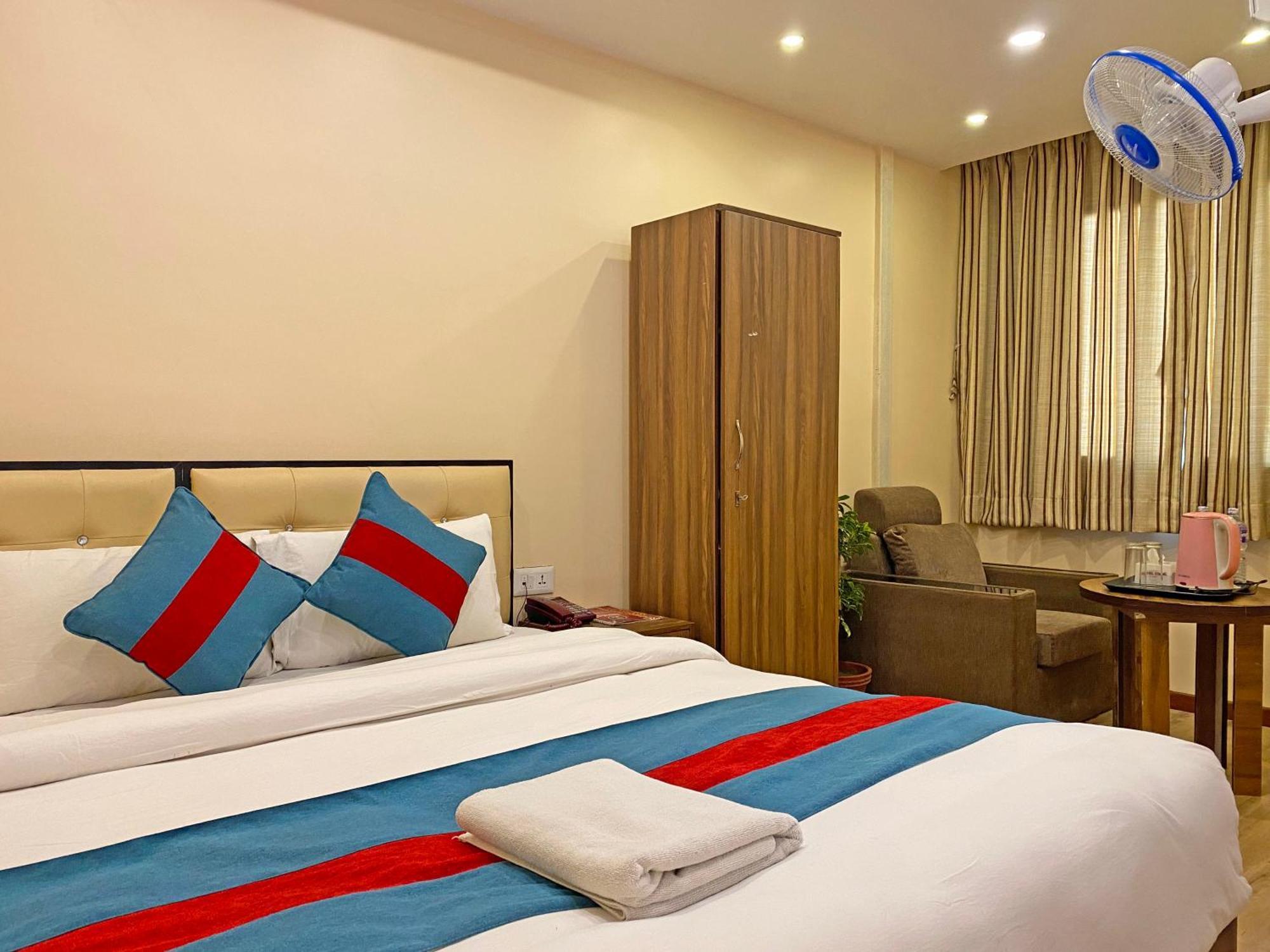 Hotel Airport Holiday Kathmandu Buitenkant foto