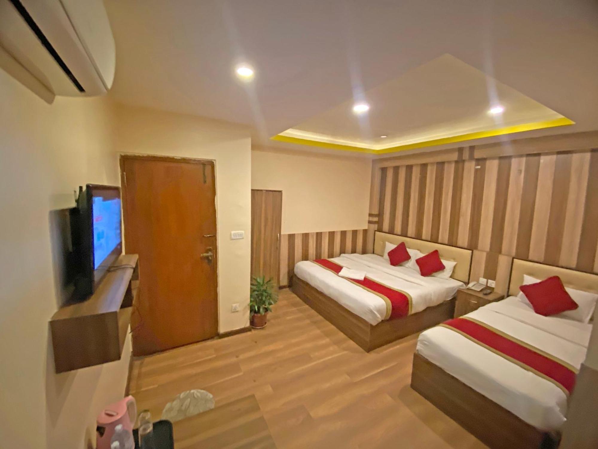 Hotel Airport Holiday Kathmandu Buitenkant foto